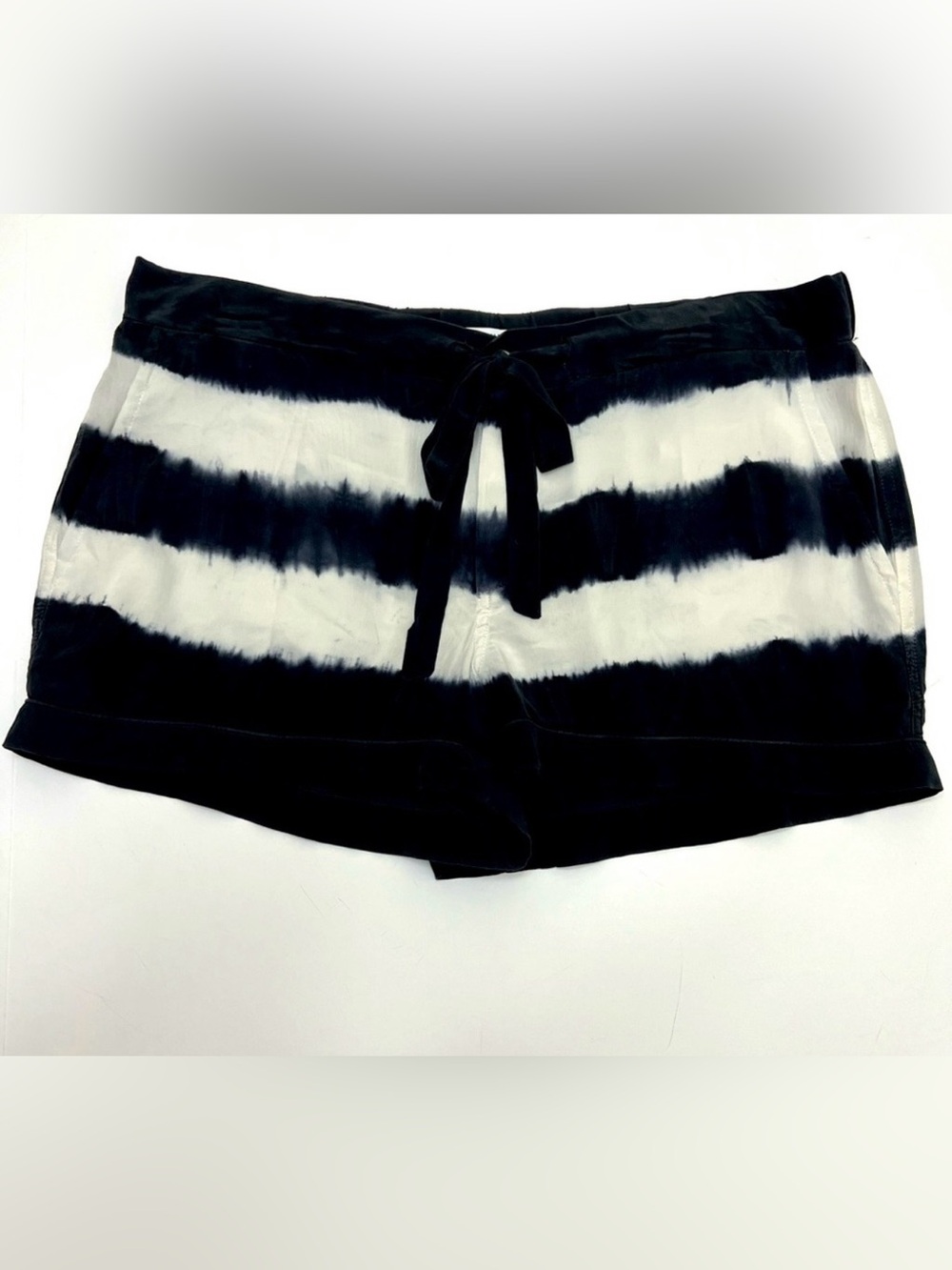GC Equipment Femme Black/White Tie Dye Striped Silk Shorts in Small